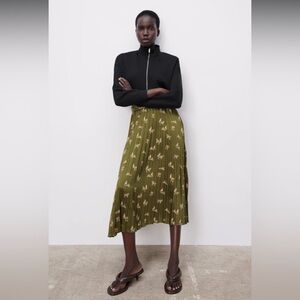 Elegant Green Pleated Maxi Skirt